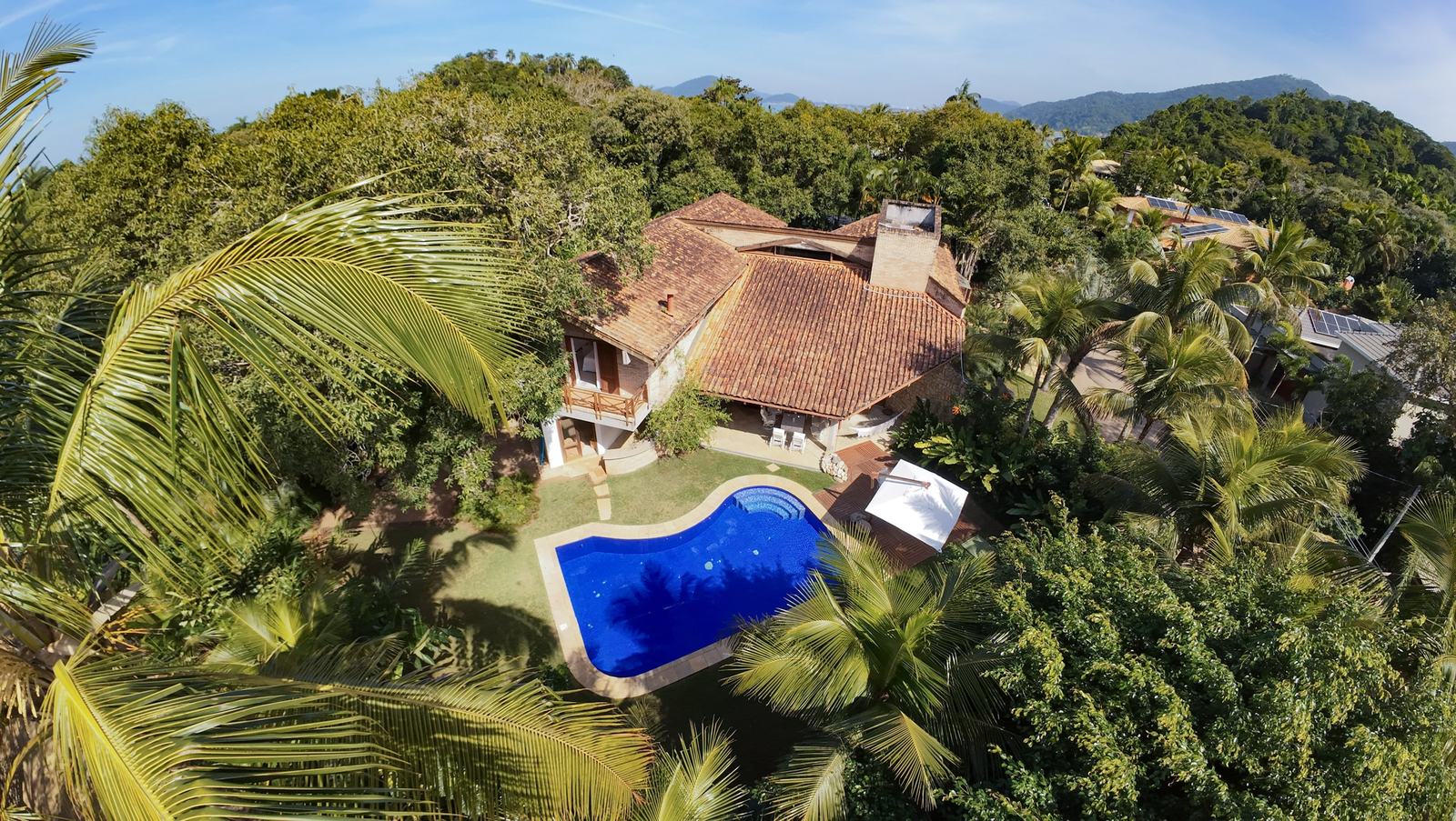 Vista aérea 2 — Iporanga, Guarujá, para locação, Casa