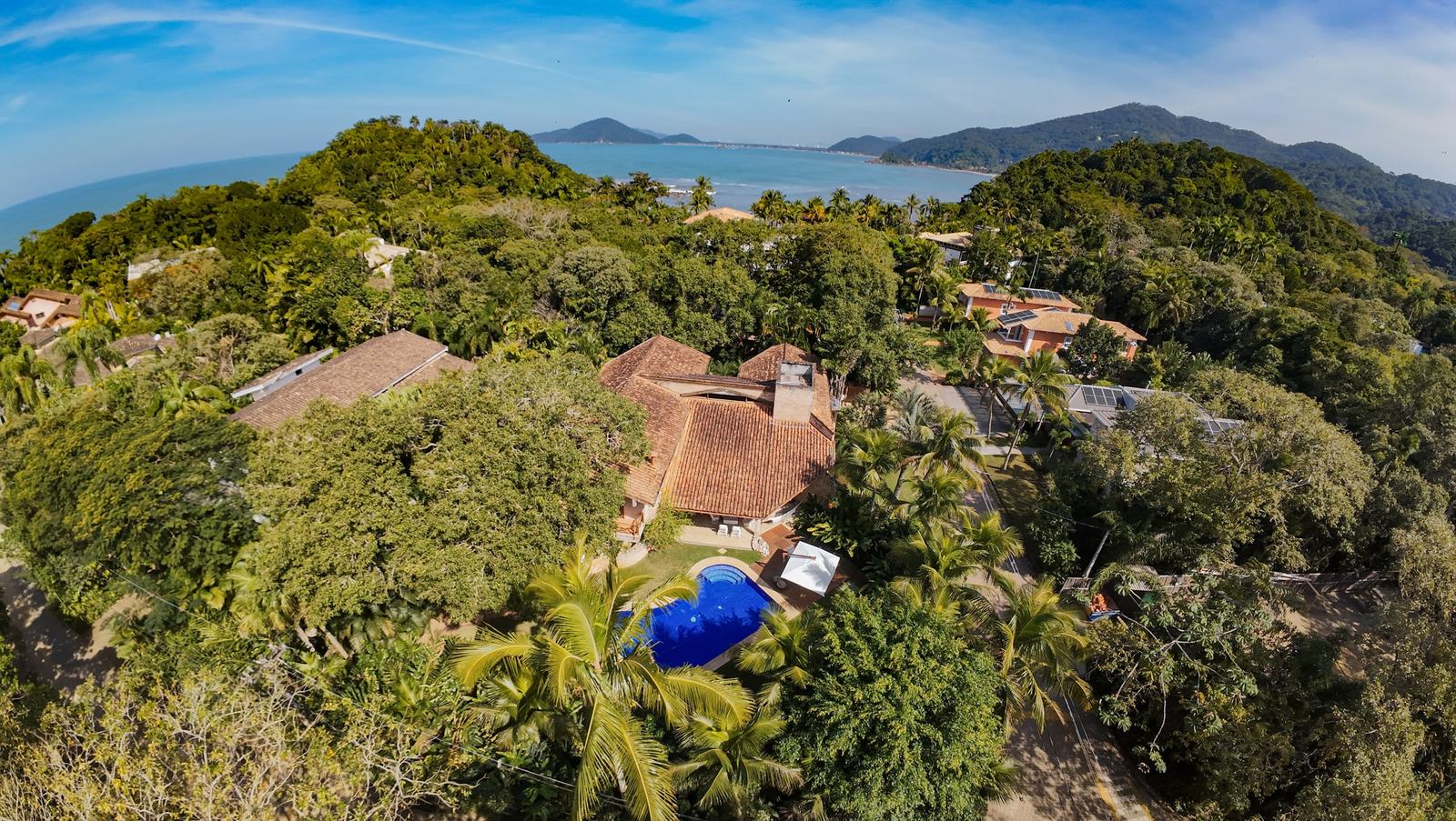 Vista aérea 1 — Iporanga, Guarujá, para locação, Casa