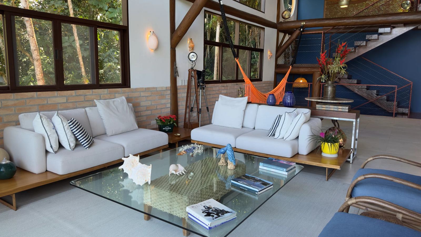 Living da Villa 231 com sofá, mesa de centro e vista para a varanda panorâmica.