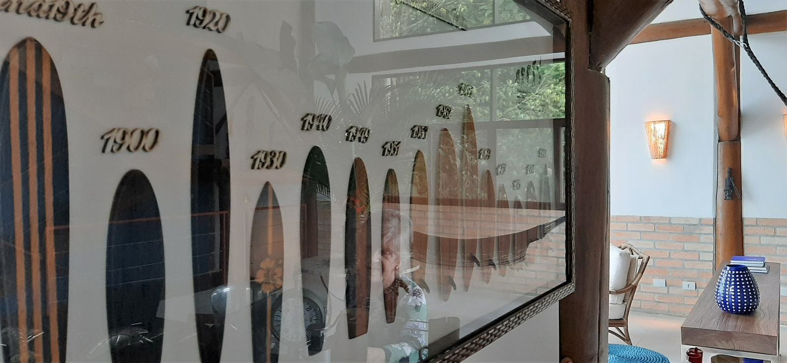 Pranchas decorativas na parede da sala da Villa 231 valorizando o estilo praiano da residência.