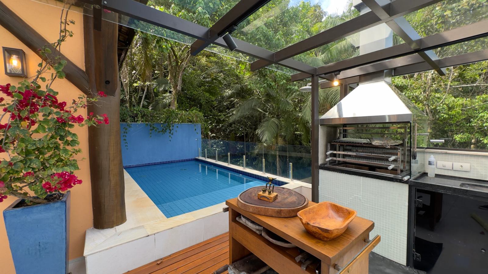 Piscina aquecida da Villa 231 ao lado da churrasqueira em ambiente privativo.