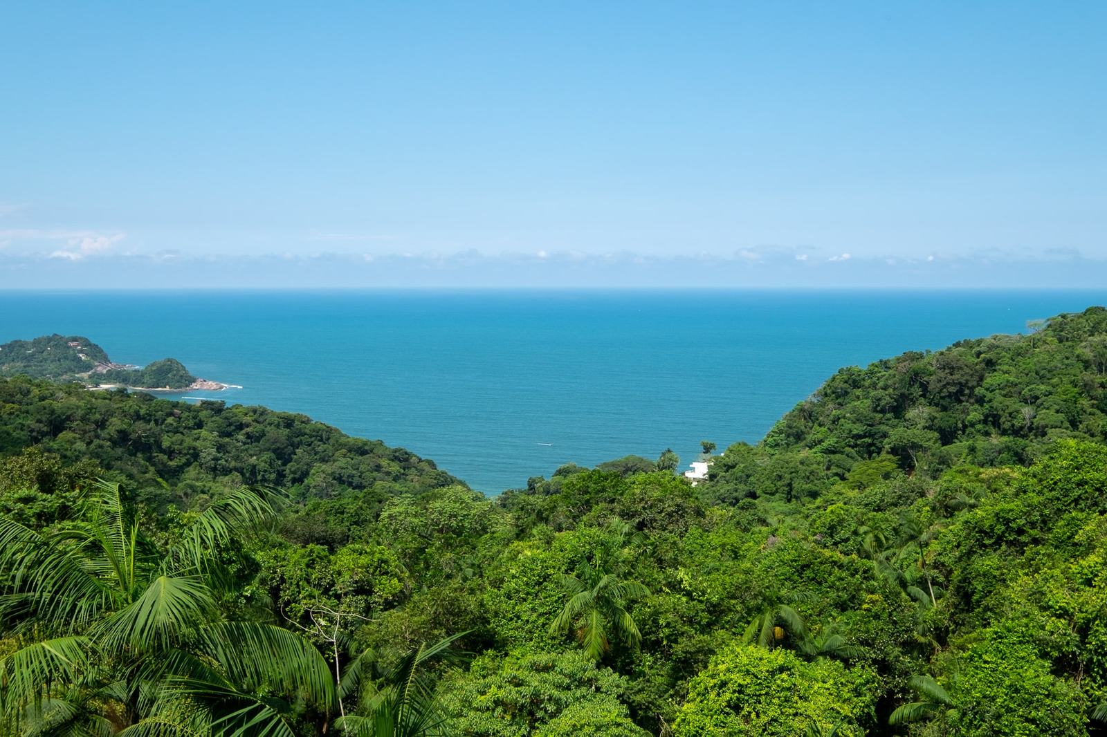 Vista panorâmica do mar e da Mata Atlântica a partir da Villa 231 no Condomínio Iporanga.