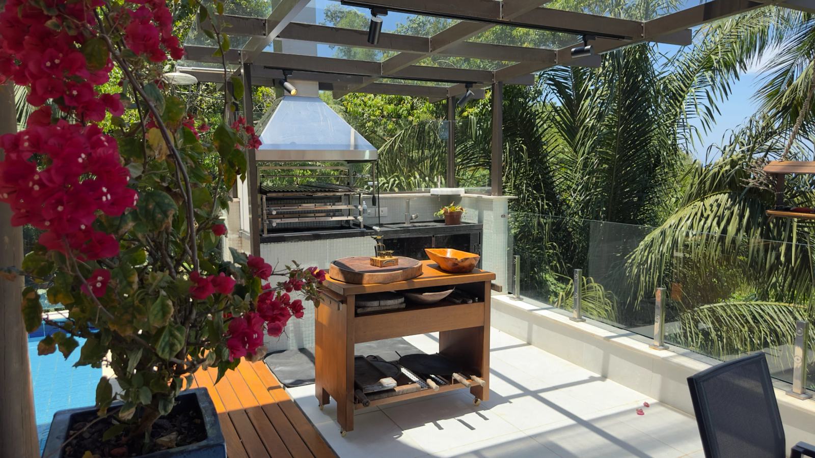 Churrasqueira gourmet da Villa 231 integrada à piscina aquecida e varanda.