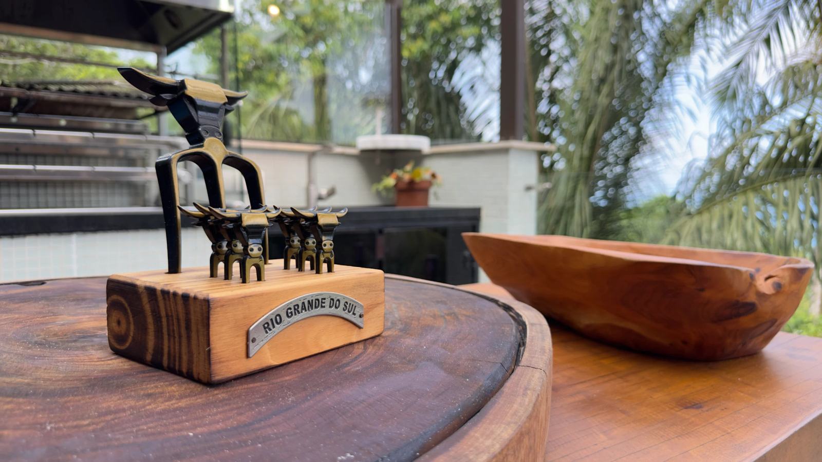Mesa decorativa da varanda da Villa 231 com vista para a Mata Atlântica.