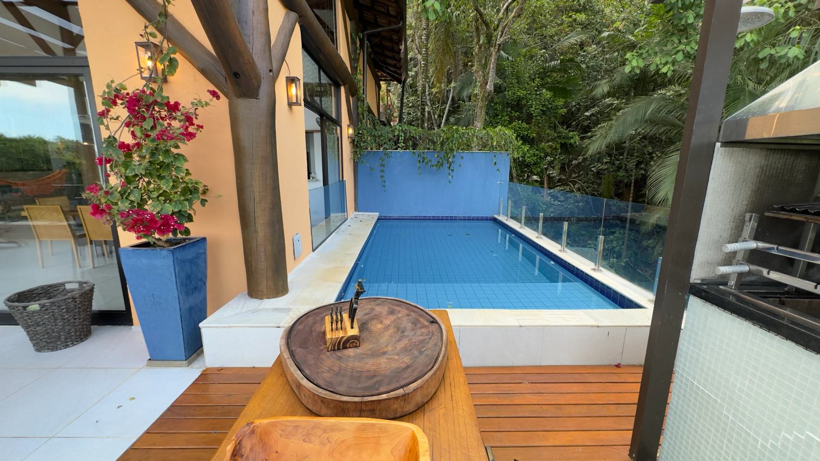 Piscina aquecida da Villa 231 integrada à varanda gourmet e churrasqueira.