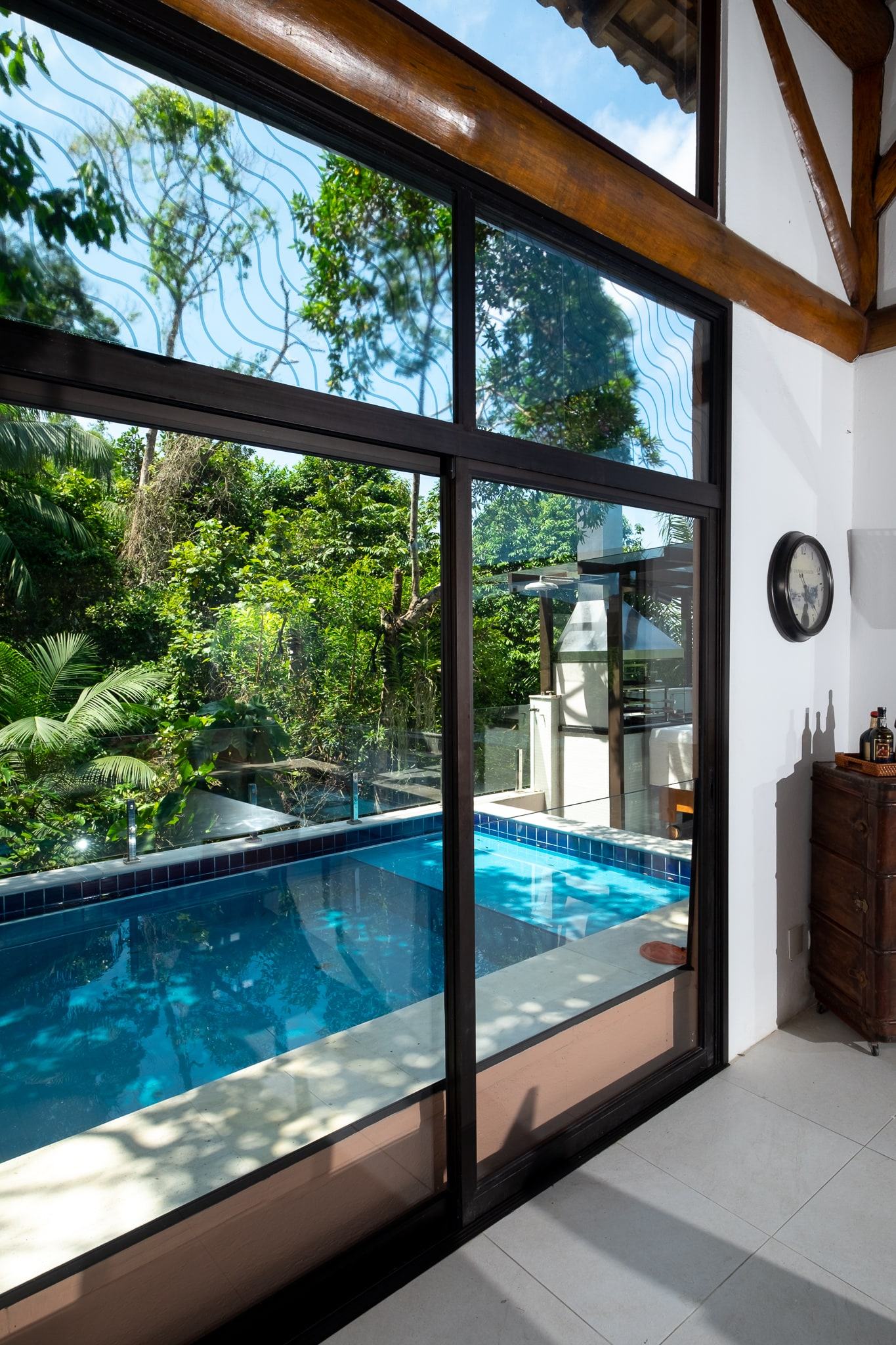 Piscina aquecida e churrasqueira da Villa 231 em ambiente reservado.