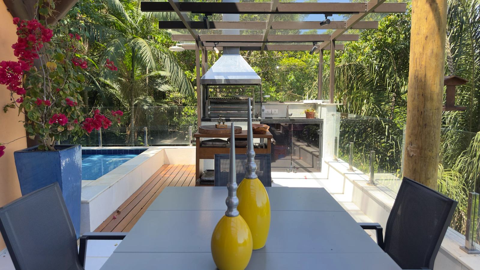 Mesa da varanda gourmet da Villa 231 integrada à piscina aquecida.