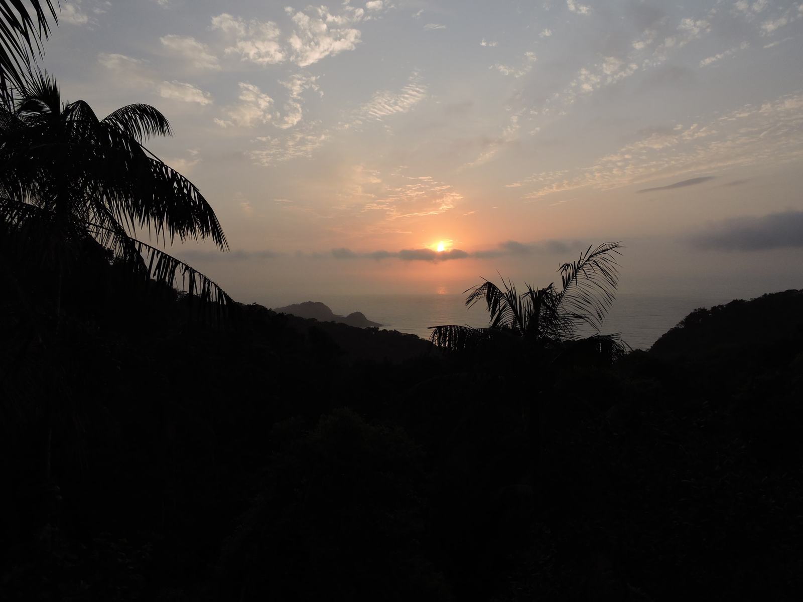 Pôr do sol visto da Villa 231 com paisagem da Mata Atlântica e do mar.