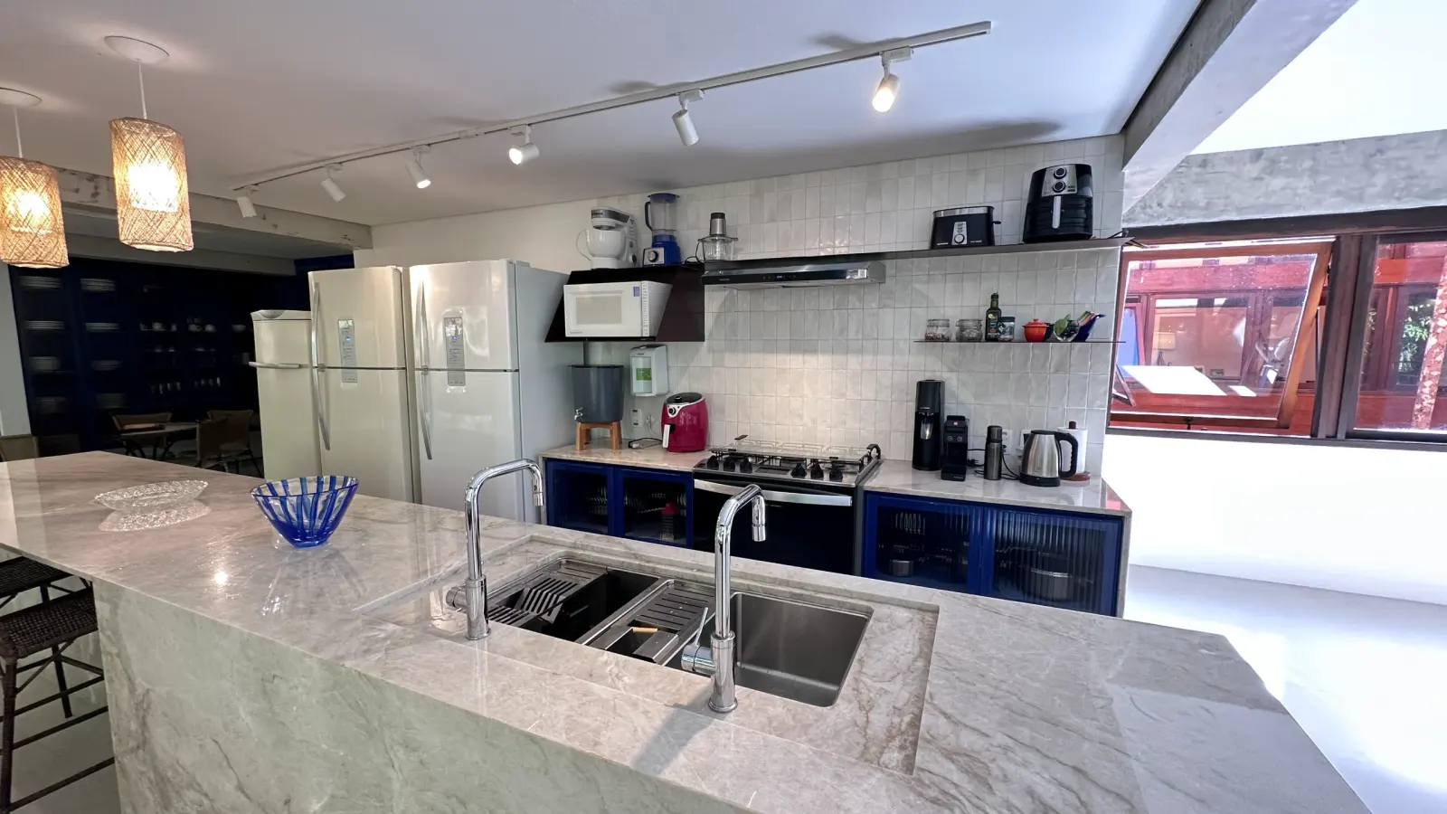 Villa 207 - Aluguel Temporada - Cozinha gourmet com ilha, eletrodomésticos e integração aos ambientes sociais