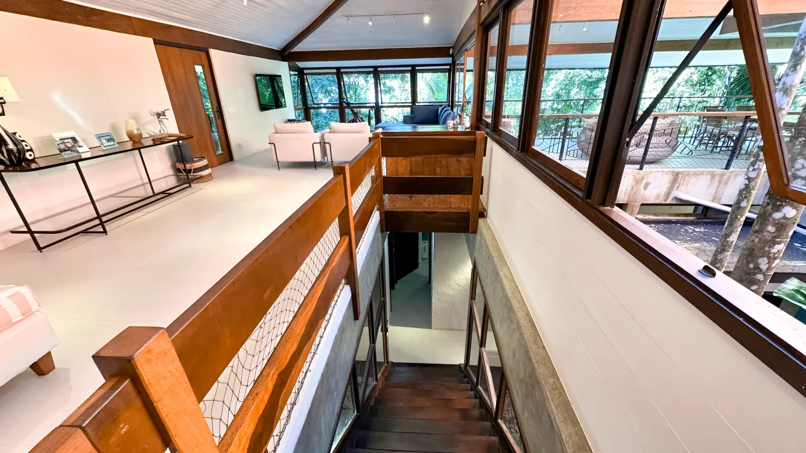 Villa 207 - Aluguel Temporada - Detalhe da escada que conecta o living aos quartos do piso inferior