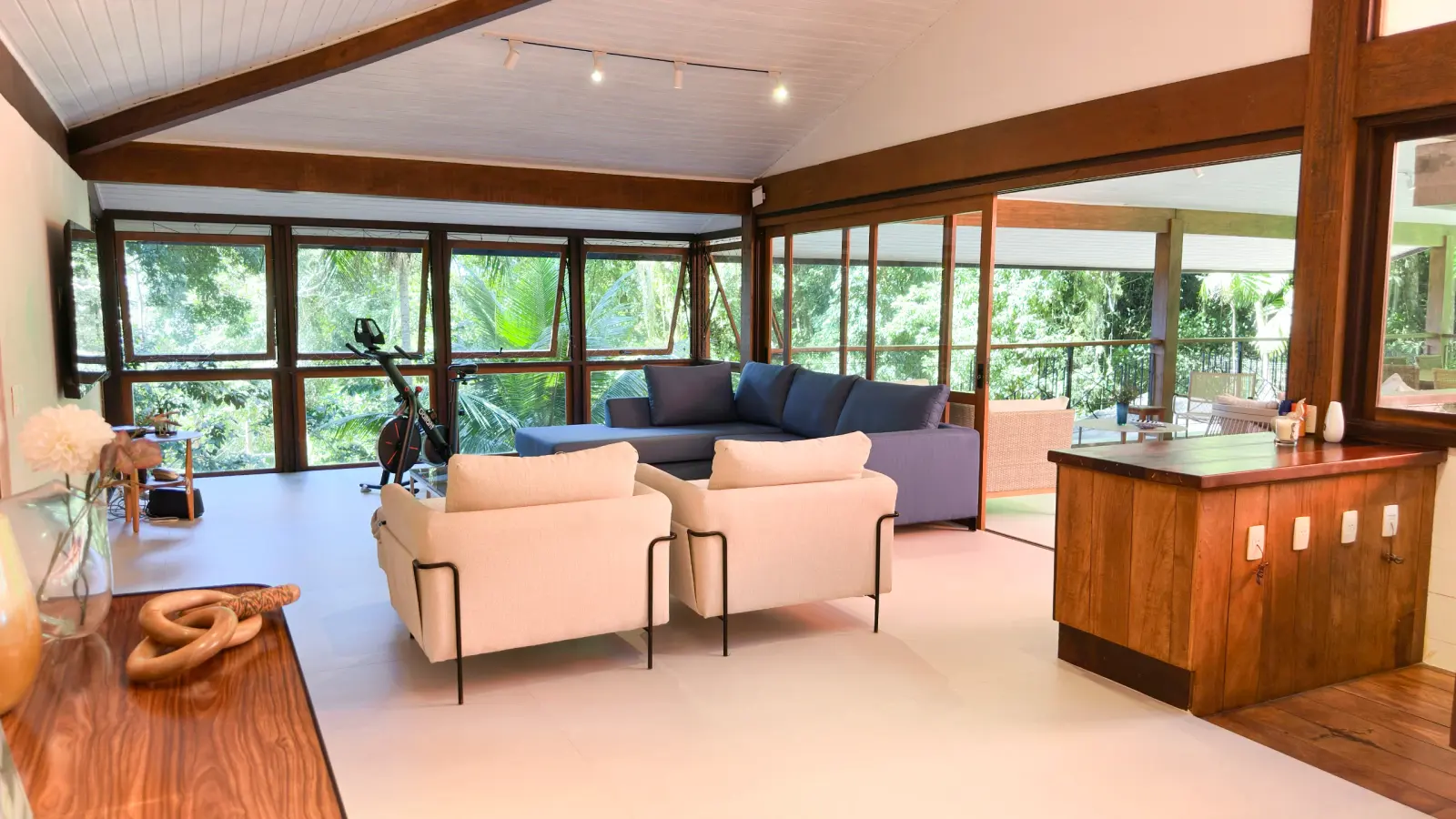 Villa 207 - Aluguel Temporada - Sala de estar com TV e vista o paisagismo e a mata no conodmínio Tijucopava