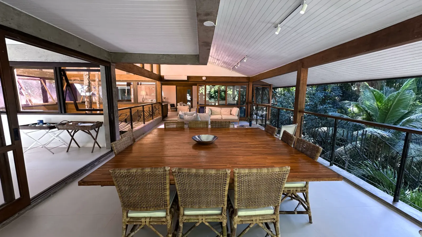 Villa 207 - Aluguel Temporada - Ambiente de jantar iluminado com integração à varanda em Tijucopava