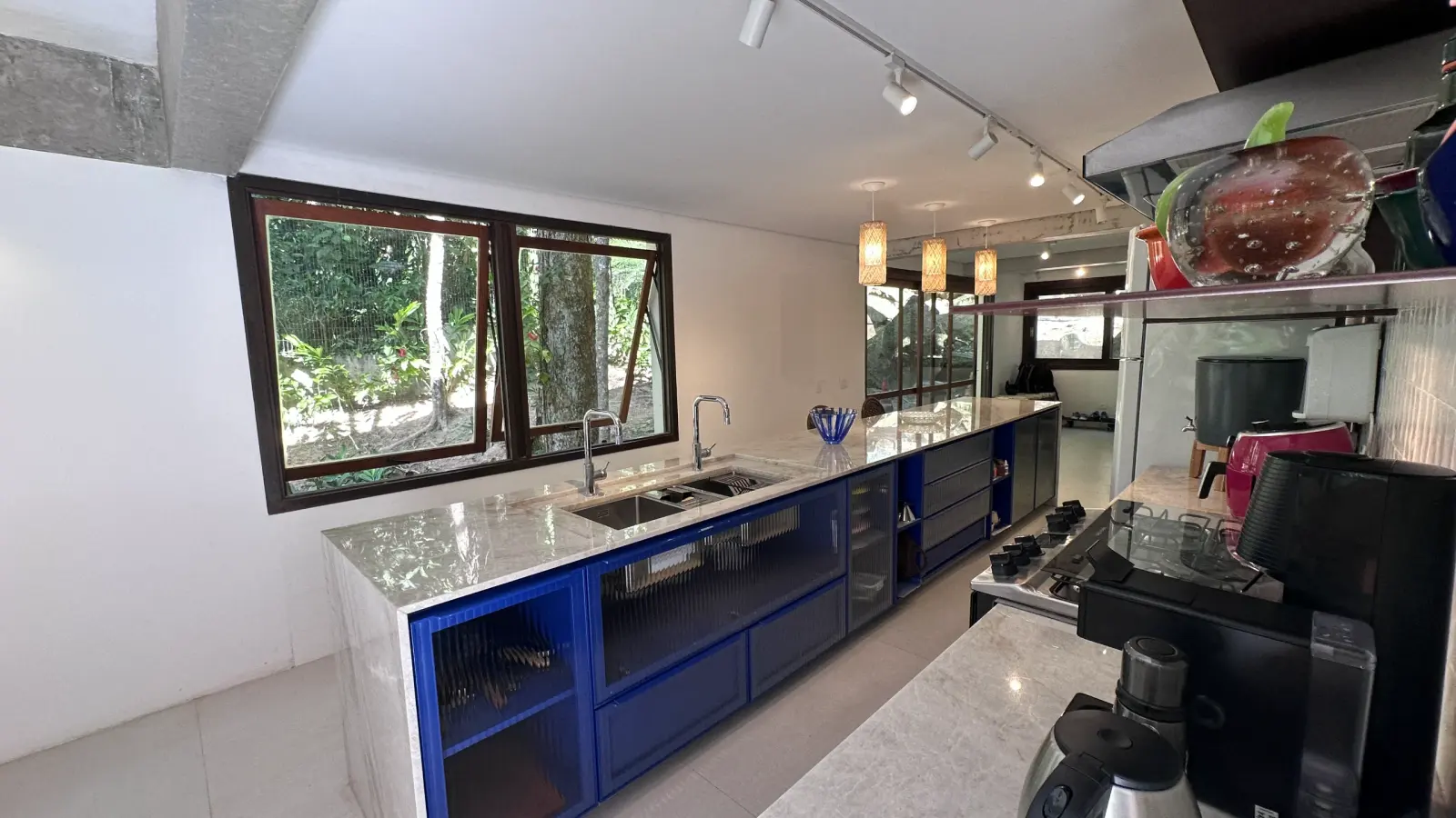 Villa 207 - Aluguel Temporada - Cozinha funcional com ampla bancada e repleta de armários
