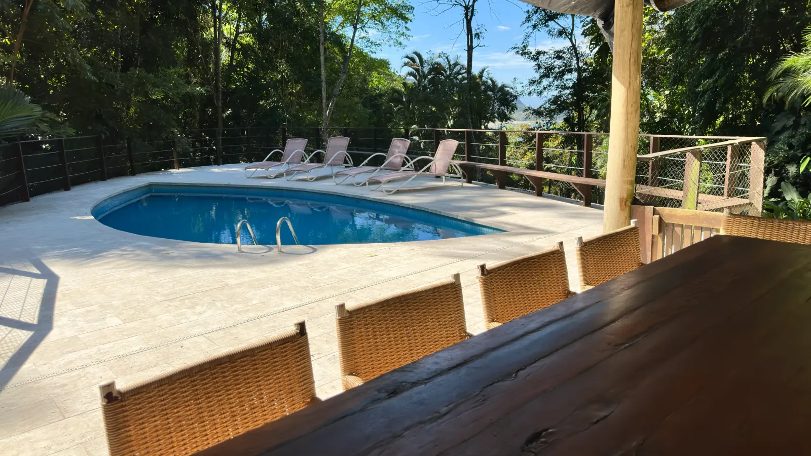 Villa 207 - Aluguel Temporada - Piscina privativa com espreguiçadeiras cercada pela natureza em Tijucopava