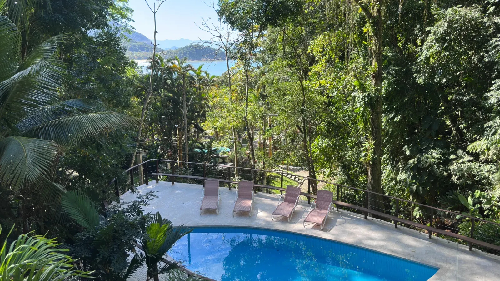 Villa 207 - Aluguel Temporada - Piscina com deck e espreguiçadeiras em meio à Mata Atlântica