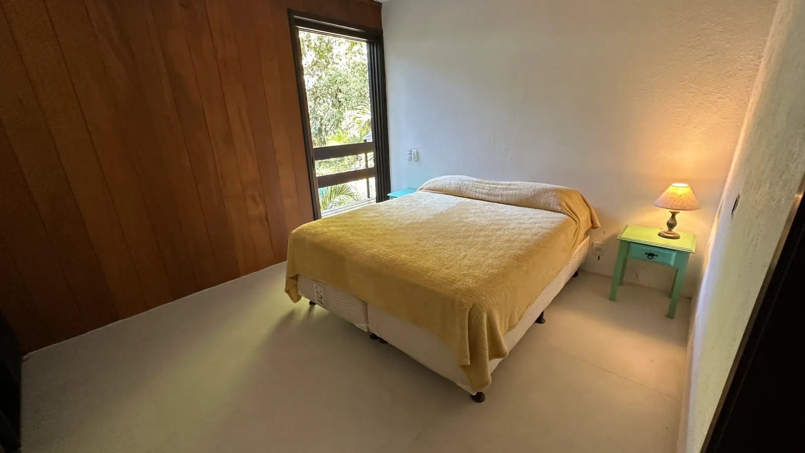 Villa 207 - Aluguel Temporada - Suíte 4 com cama de casal e janela voltada para a vegetação preservada de Tijucopava