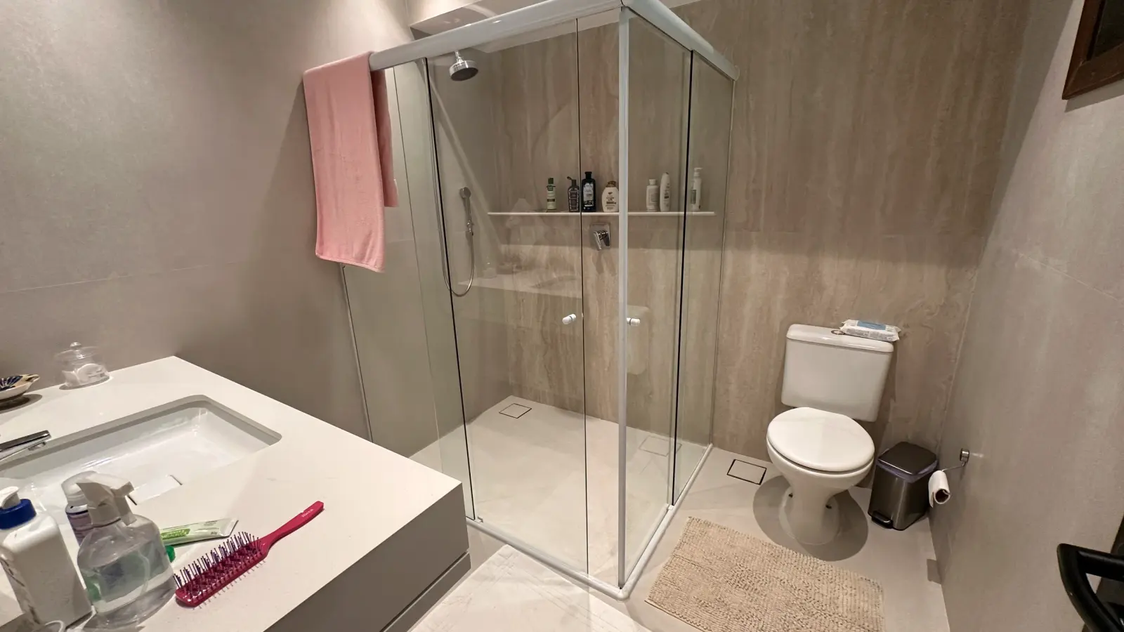Villa 207 - Aluguel Temporada - Banheiro da Suíte 2 com box em vidro e design contemporâneo