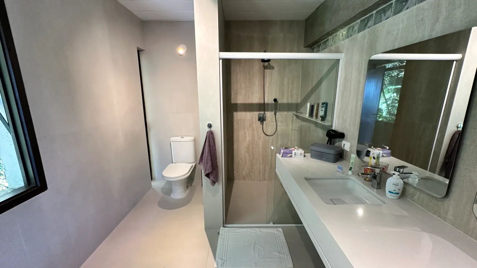 Villa 207 - Aluguel Temporada - Banheiro da Suíte Master com box em vidro e design contemporâneo
