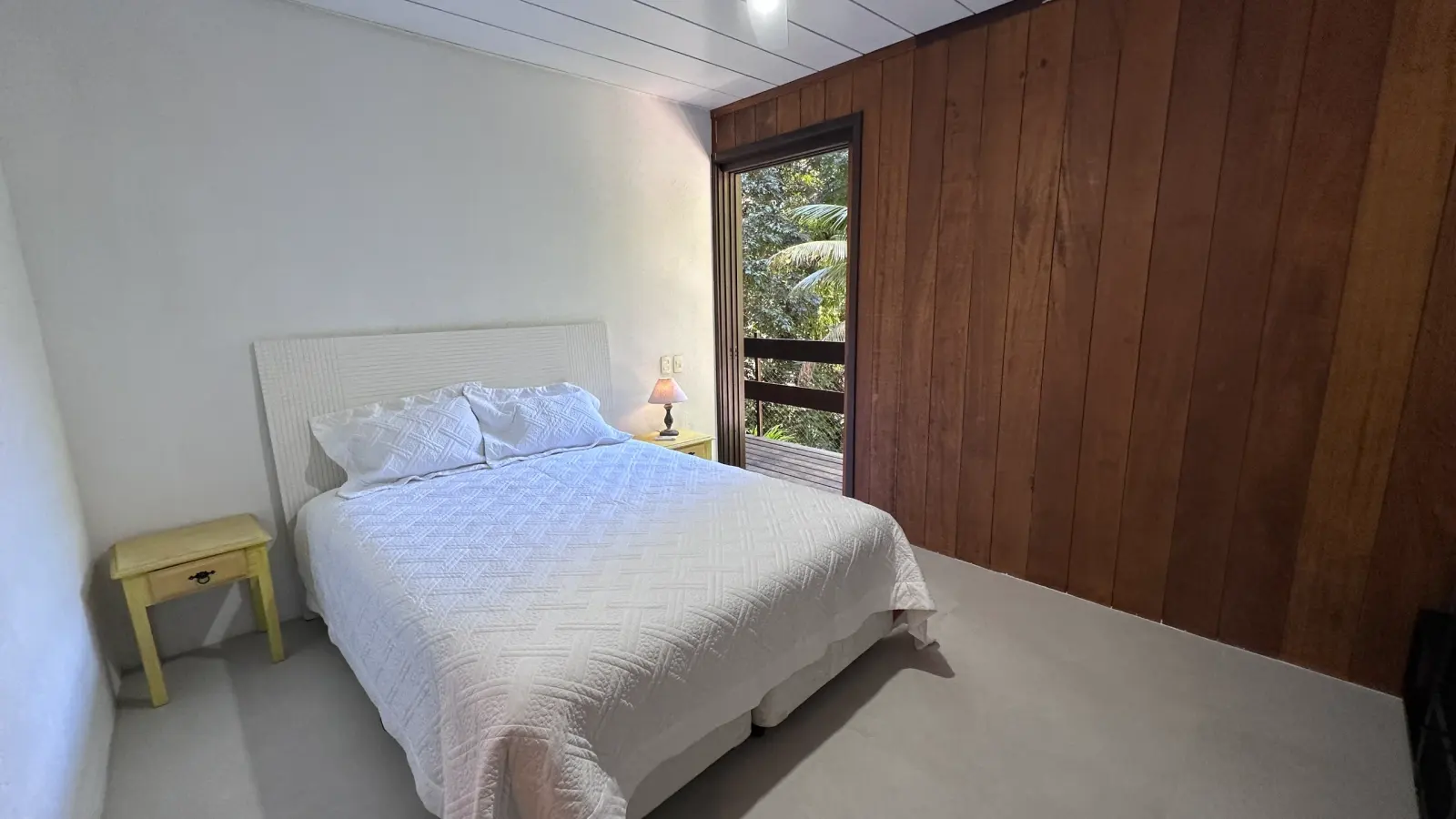 Villa 207 - Aluguel Temporada - Suíte 5 com cama de casal e vista para a natureza no Condomínio Tijucopava