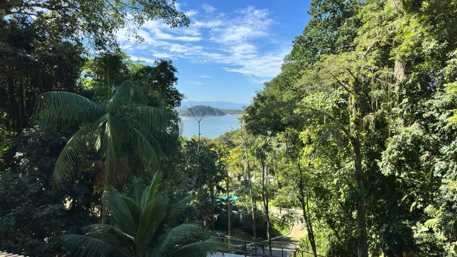 Villa 207 - Aluguel Temporada - Vista da Suíte Master com paisagem da Mata Atlântica e do mar em Tijucopava