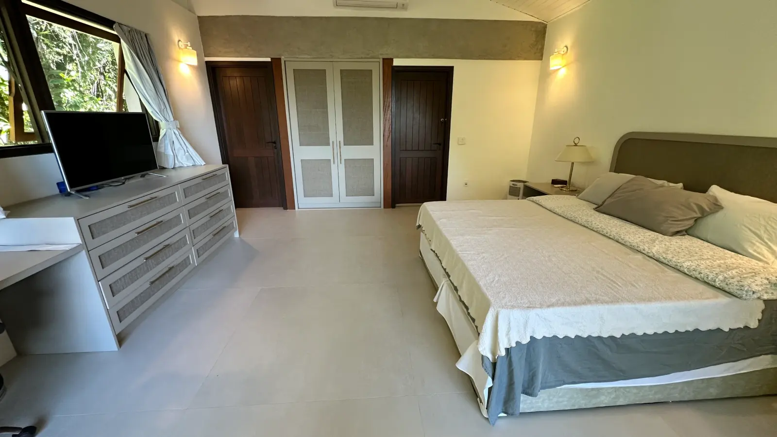 Villa 207 - Aluguel Temporada - Ambiente elegante da Suíte Master com cama king e mobiliário contemporâneo