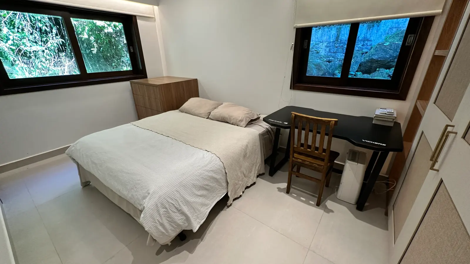 Villa 207 - Aluguel Temporada - Suíte 2 com cama de casal, janela ampla e vista para a natureza