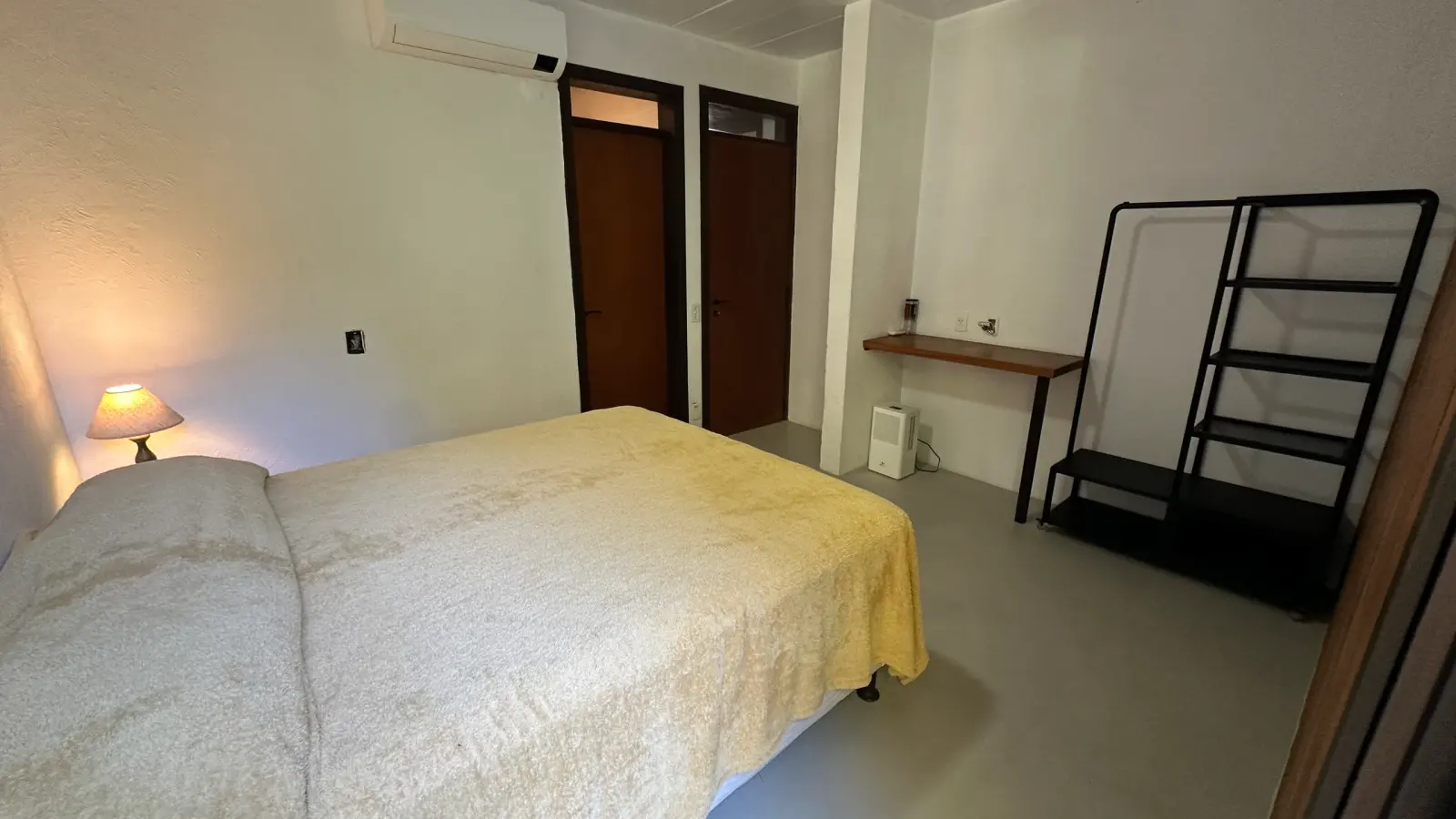 Villa 207 - Aluguel Temporada - Suíte 4 com cama de casal, iluminação natural e vista para a Mata Atlântica
