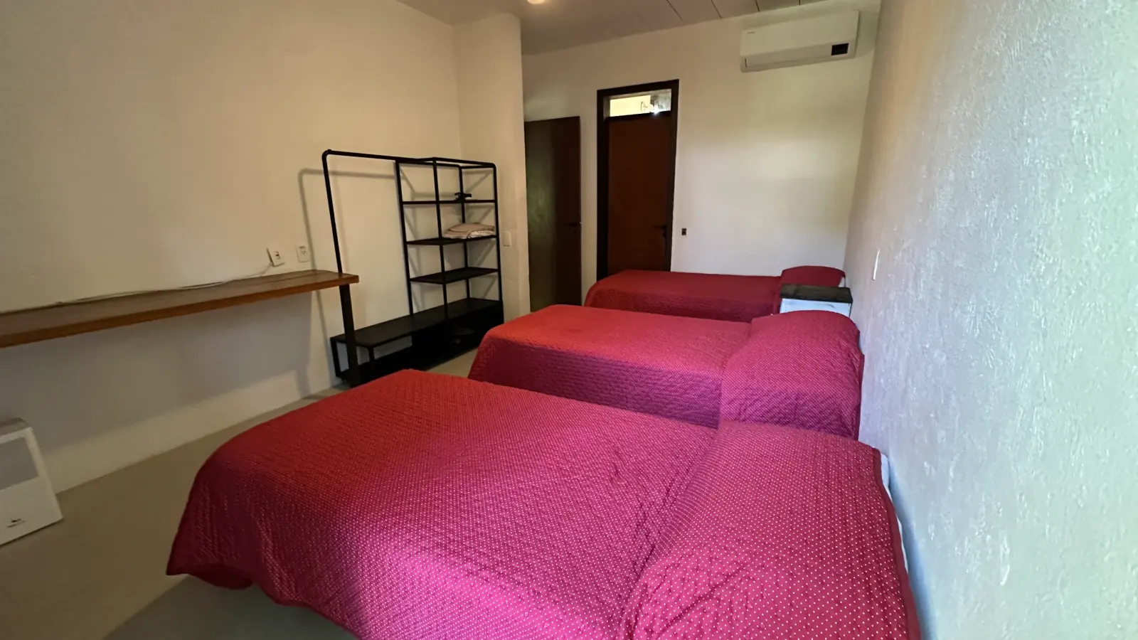 Villa 207 - Aluguel Temporada - Suíte 3 com três camas de solteiro, ambiente climatizado e confortável em Tijucopava