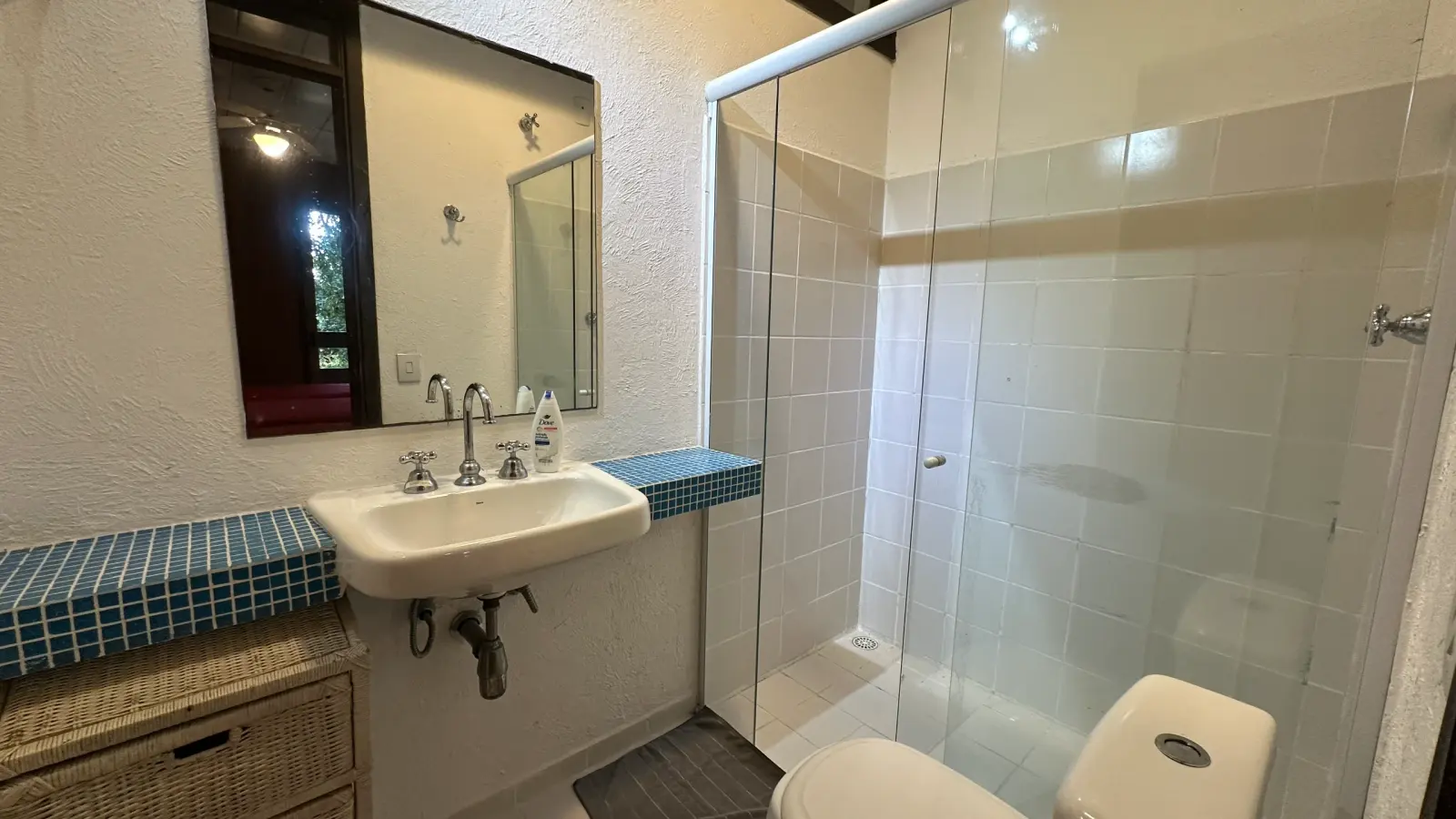 Villa 207 - Aluguel Temporada - Banheiro privativo da Suíte 3 com box em vidro e acabamento contemporâneo